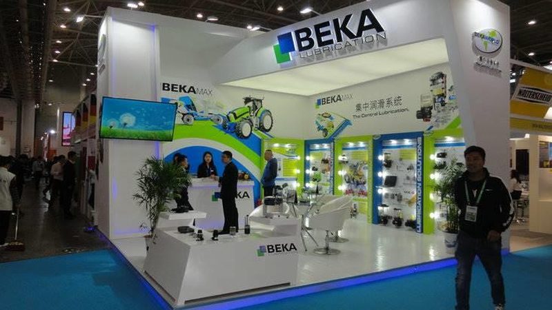 婚庆舞台搭建费用主要由以下几个部分构成：